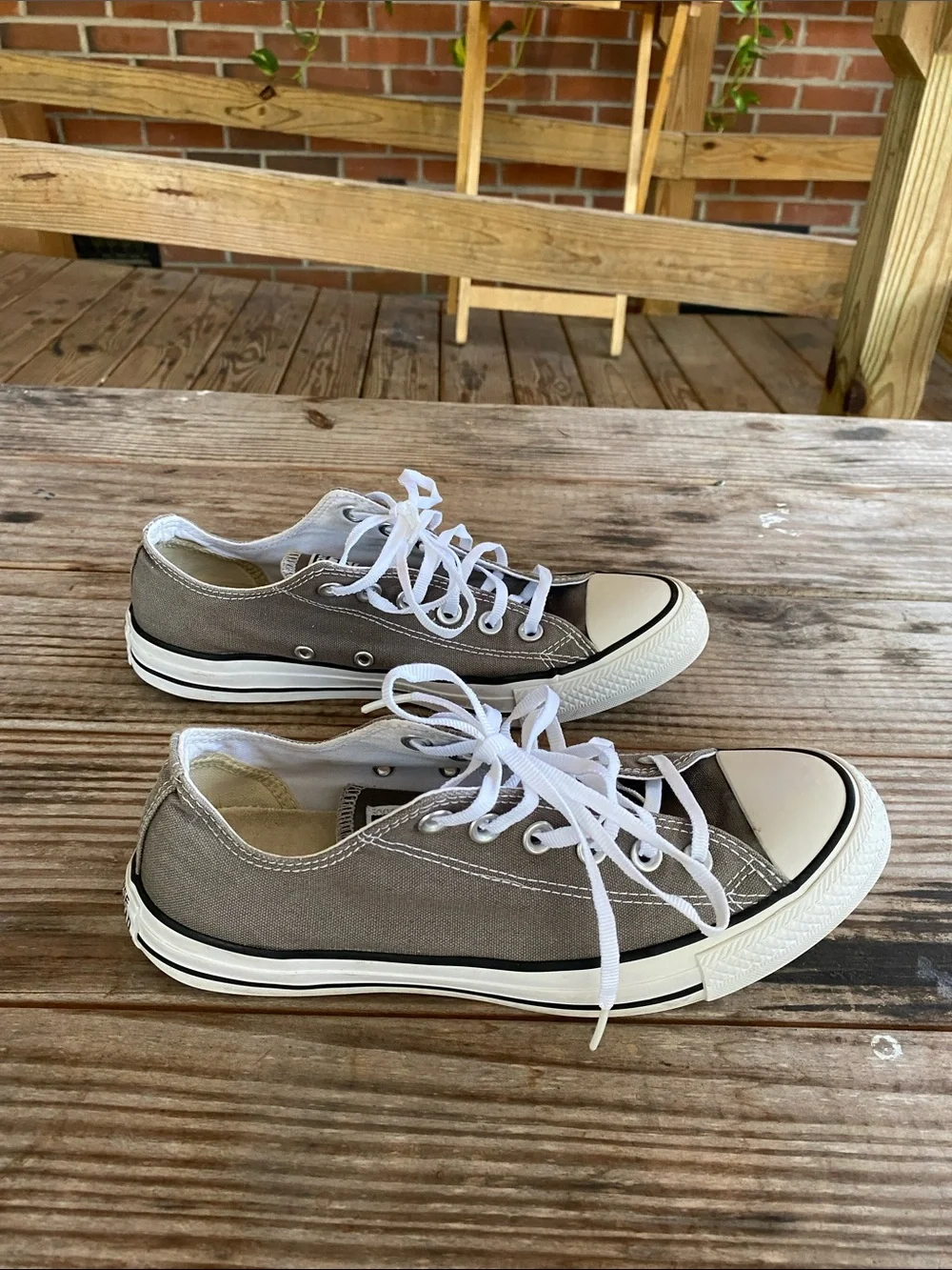 Converse Women’s Chuck Taylor Low Top Sneakers Gray with White Accents Size 8.5